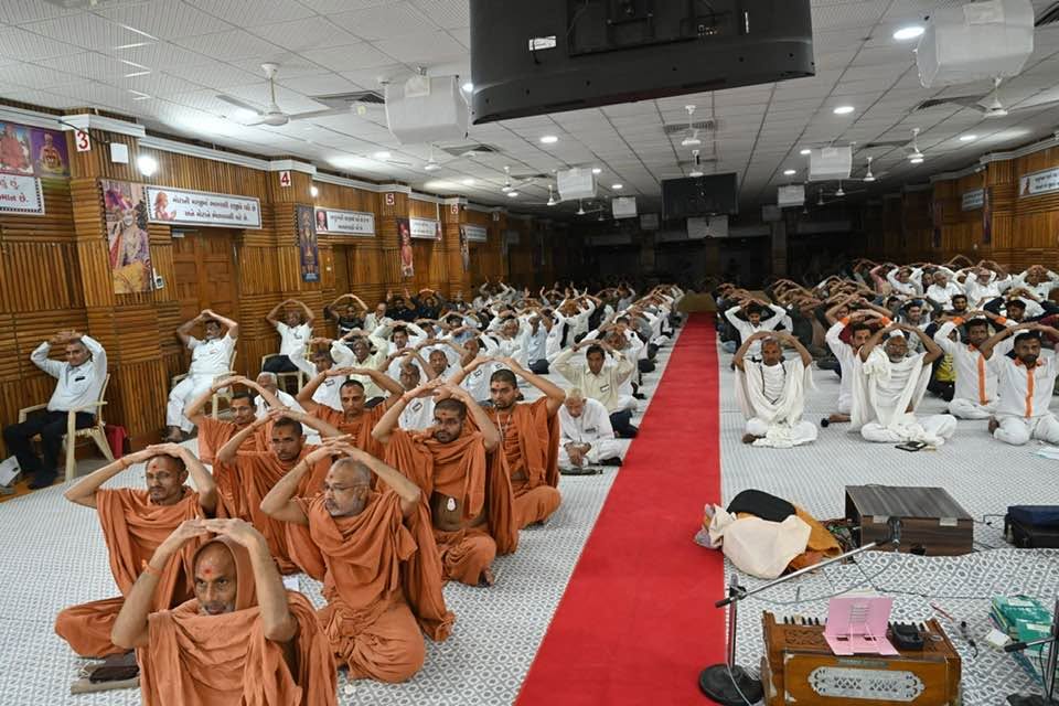 Swaminarayan Sansthan — group practice session with sadhus and devotees
